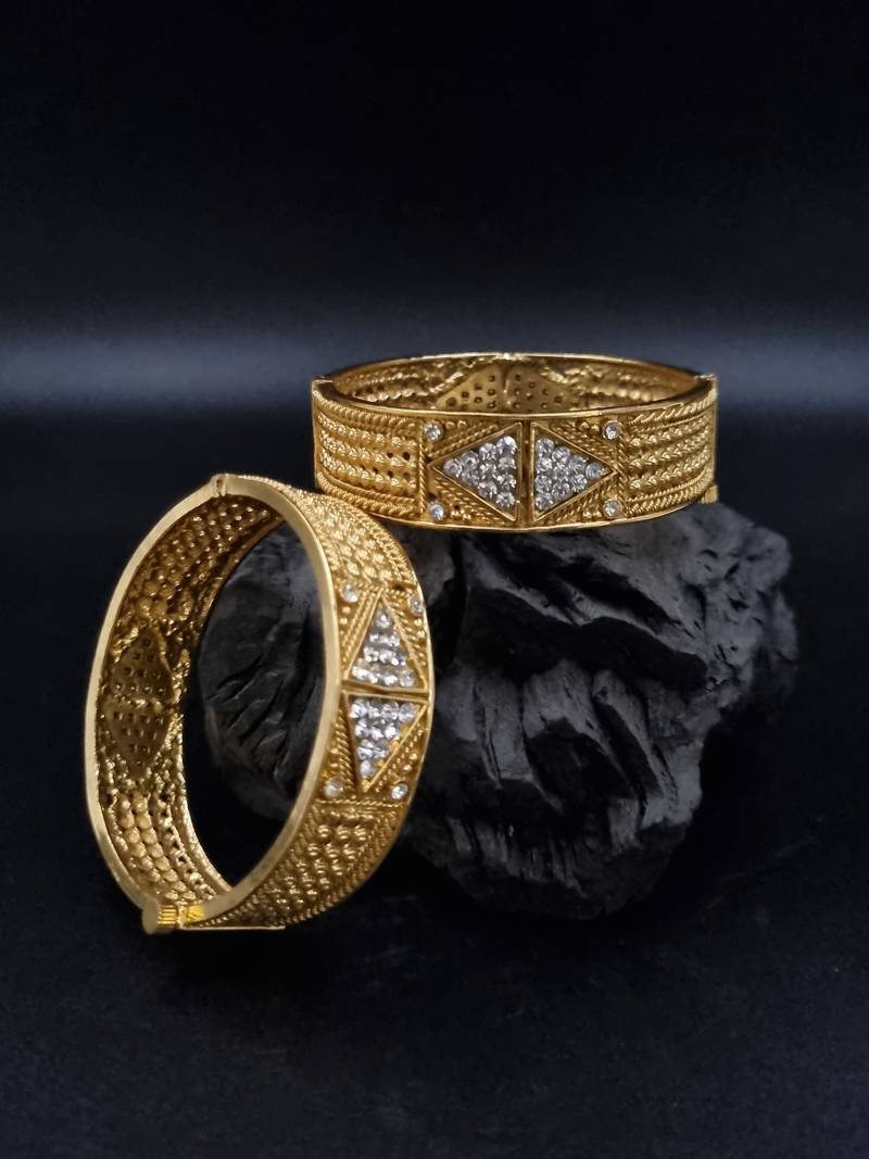 AARNAA  Stylish White Color Gold Plated Charm Crystal Bracelet Bangle Jewellery for Girls and Women  BG_G20_W_450