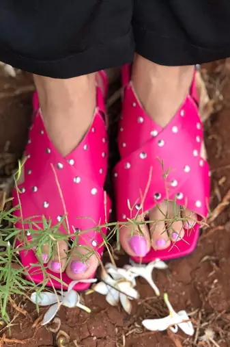 Criss Cross Broad Rivet Sandals In Pink