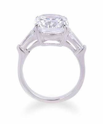 Radiant Cut Diamond With Baguettes On Either Side 1
