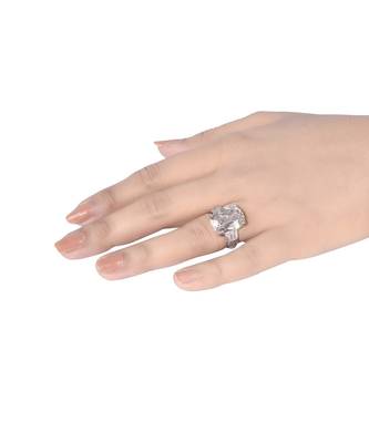 Radiant Cut Diamond With Baguettes On Either Side 3