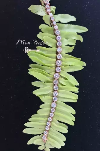 Graded Solitaire Tennis Bracelet With Ribbed Halo