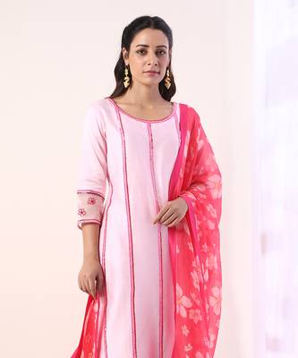 Baby Pink Kurta Set With Organza Dupatta (Set Of 3) 2