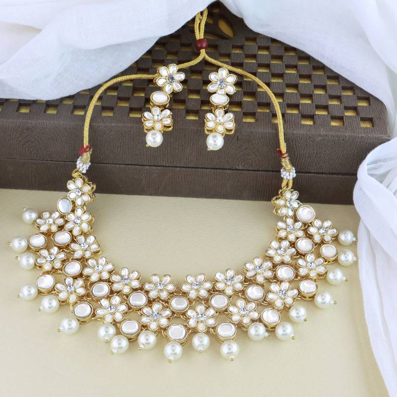 Gold Plated Traditional Kundan & Pearls Choker Necklace & Earring Ethnic Jewellery Set for Women & Girls K7229W