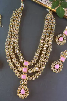 Gold Plated Traditional Kundan Necklace Jewellery Set with Earrings & Maang Tikka for Women 