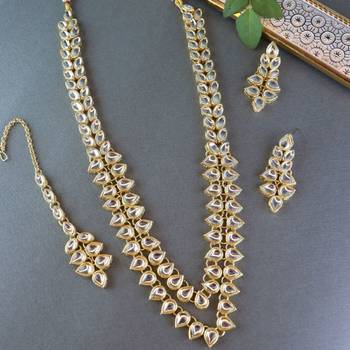 Gold Plated Traditional Kundan Necklace Jewellery Set with Earrings & Maang Tikka for Women  1
