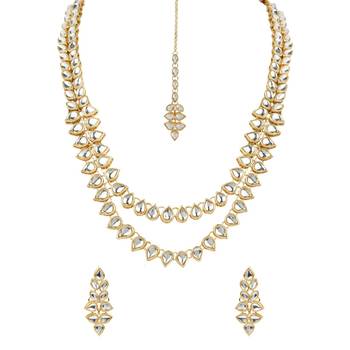 Gold Plated Traditional Kundan Necklace Jewellery Set with Earrings & Maang Tikka for Women  2