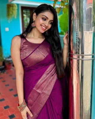 Magenta woven banarasi saree with blouse 2