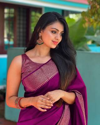 Magenta woven banarasi saree with blouse 3