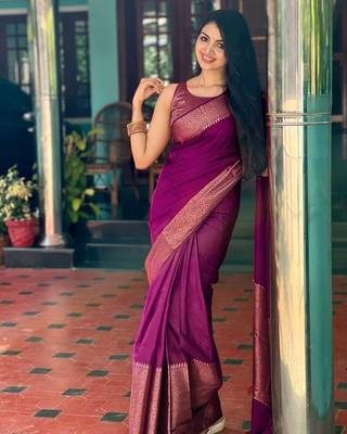 Magenta woven banarasi saree with blouse 4