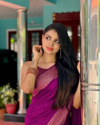 Magenta woven banarasi saree with blouse 5