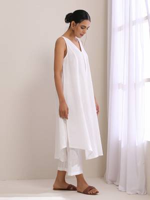White Slub Texture Sleeveless Flared  Kurta Pant Set 3