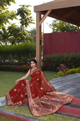 Maroon hand woven Banarasi silk blend saree with blouse 2