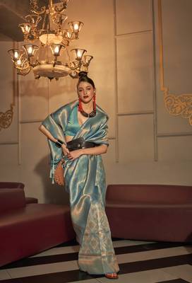 Dark Green Woven Silk Blend Saree With Blouse 2