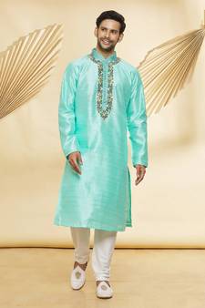 Embroidery work done with potlee design in front strand and thread work in collar