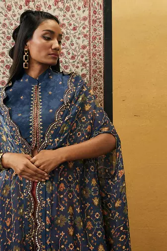 Zahra Embroidered Co-Ord Set With Cape