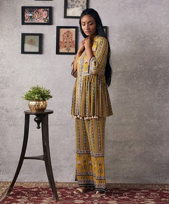 Sarouk Embroidered Kurta Set 2