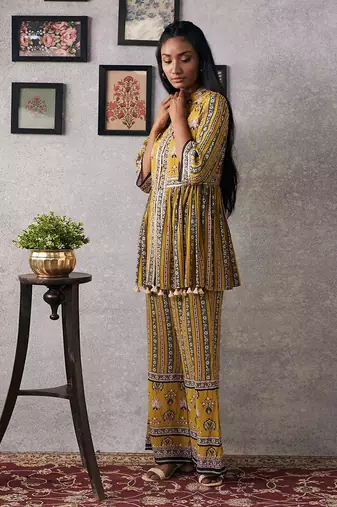 Sarouk Embroidered Kurta Set