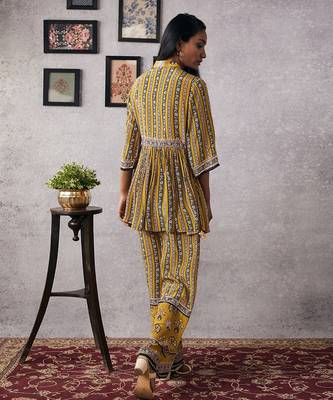 Sarouk Embroidered Kurta Set 4