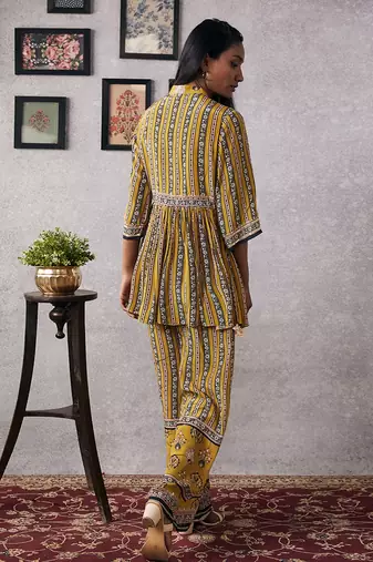 Sarouk Embroidered Kurta Set