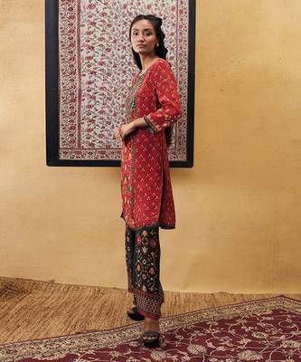 Zahra Embroidered Kurta Set 2