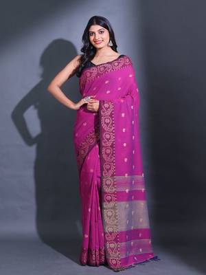 Magenta Cotton Blend Handwoven Saree With Paisley Designs And Contrast Pallu 1