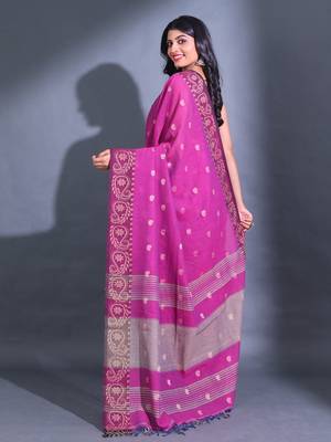 Magenta Cotton Blend Handwoven Saree With Paisley Designs And Contrast Pallu 4