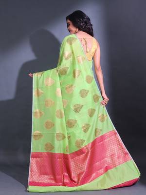 Light Green Cotton Handwoven Saree With Damask Motifs And Texture Pallu 4