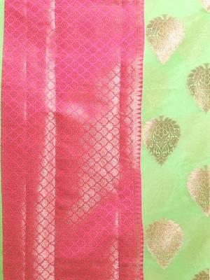 Light Green Cotton Handwoven Saree With Damask Motifs And Texture Pallu 5