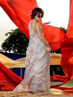 White Cotton Blend Handwoven Saree With Geometric Motifs And Zari Stripes 4