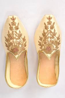 Gold Silk Embroidered Jutti