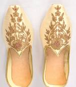 Gold Silk Embroidered Jutti