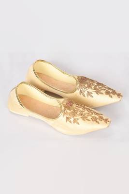 Gold Silk Embroidered Jutti 3