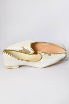 White Silk Embroidered Jutti 2