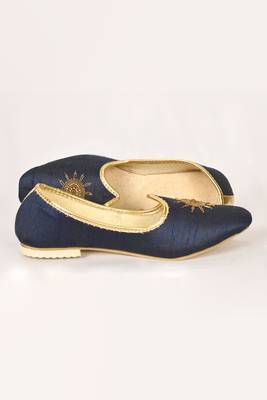 Blue silk jutti with floral motifs hand embroidery 2