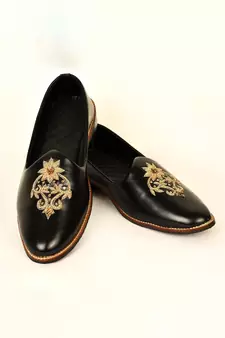 Black Floral Embroidered Mojaris