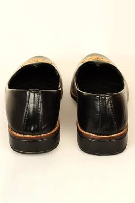 Black Floral Embroidered Mojaris 3