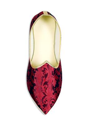 Maroon Jacquard Winged Tip Juttis 1