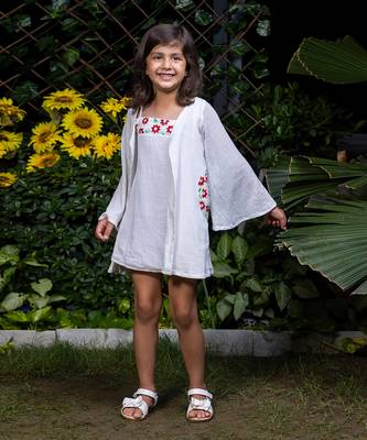 Red Floral Embroidery Short Dress with a Cape 2