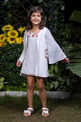Red Floral Embroidery Short Dress with a Cape