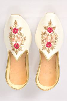 Off-white jutti with resham floral hand embroidery