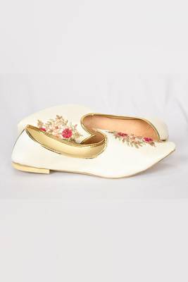 Off-white jutti with resham floral hand embroidery 2