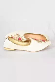Off-white jutti with resham floral hand embroidery