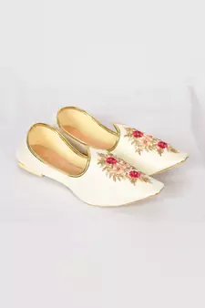Off-white jutti with resham floral hand embroidery