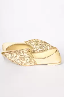 Beige Silk Embroidered Jutti