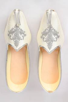 Cream jutti with resham motifs embroidery