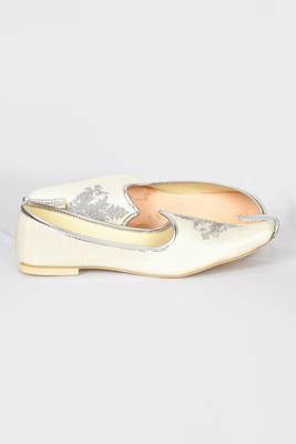 Cream jutti with resham motifs embroidery 2