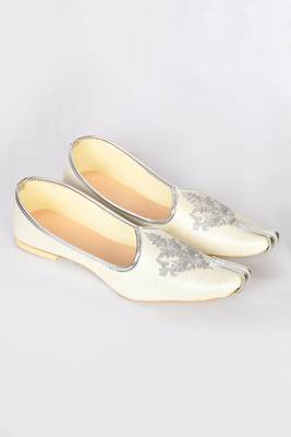 Cream jutti with resham motifs embroidery 3