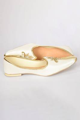 Cream jutti with floral motifs hand embroidery 2