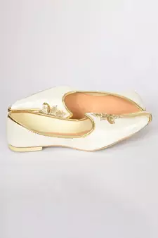 Cream jutti with floral motifs hand embroidery