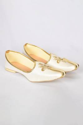 Cream jutti with floral motifs hand embroidery 3